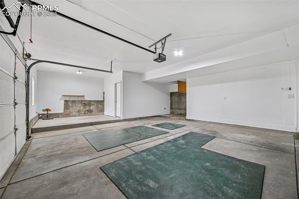 Image 39 of 50: Garage