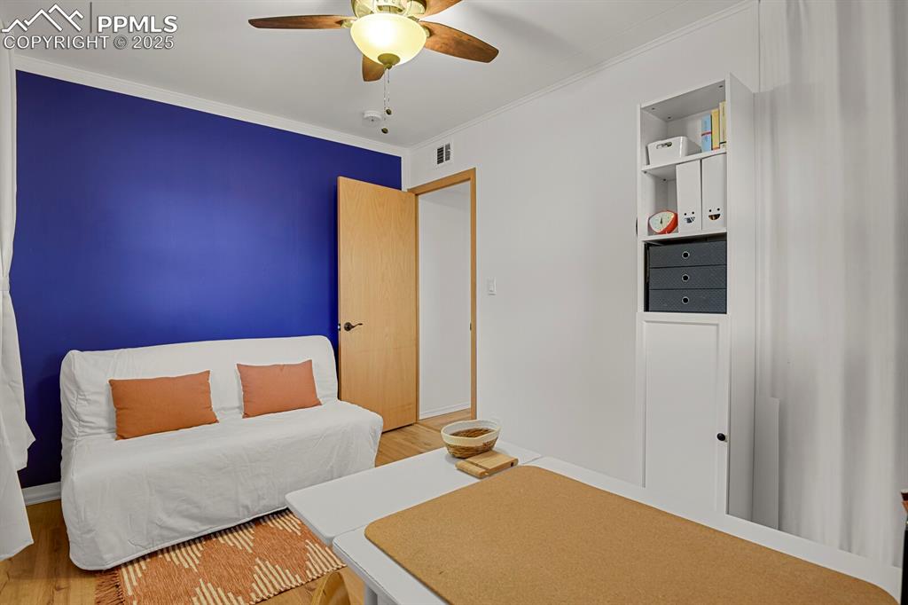 Image 17 of 29: Bedroom