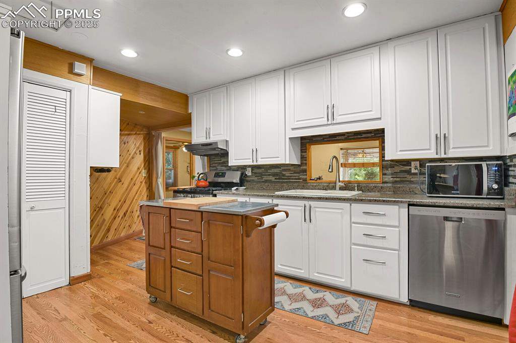Image 7 of 29: Kitchen