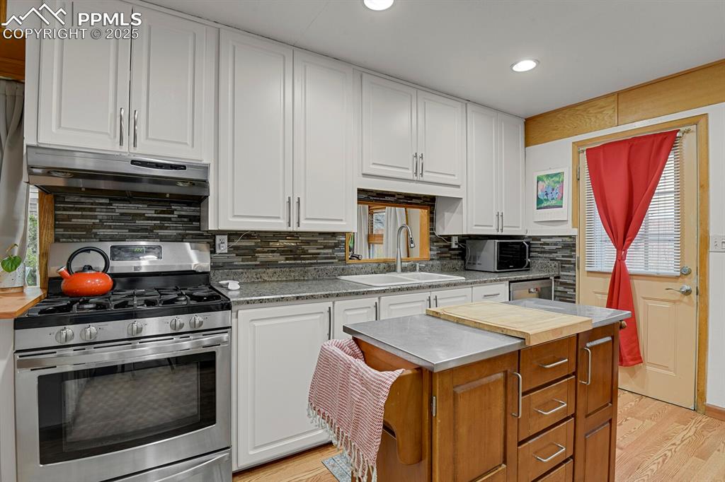 Image 8 of 29: Kitchen