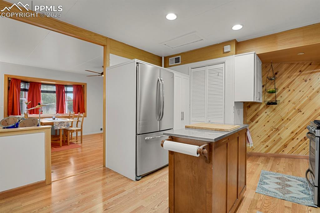 Image 9 of 29: Kitchen