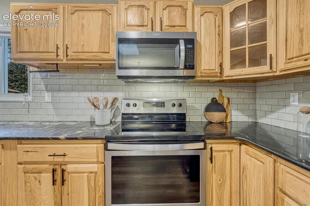 Image 10 of 49: Kitchen