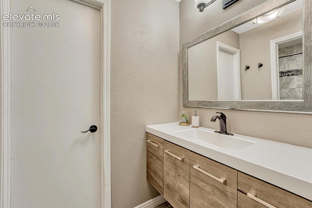 Image 19 of 49: Bathroom