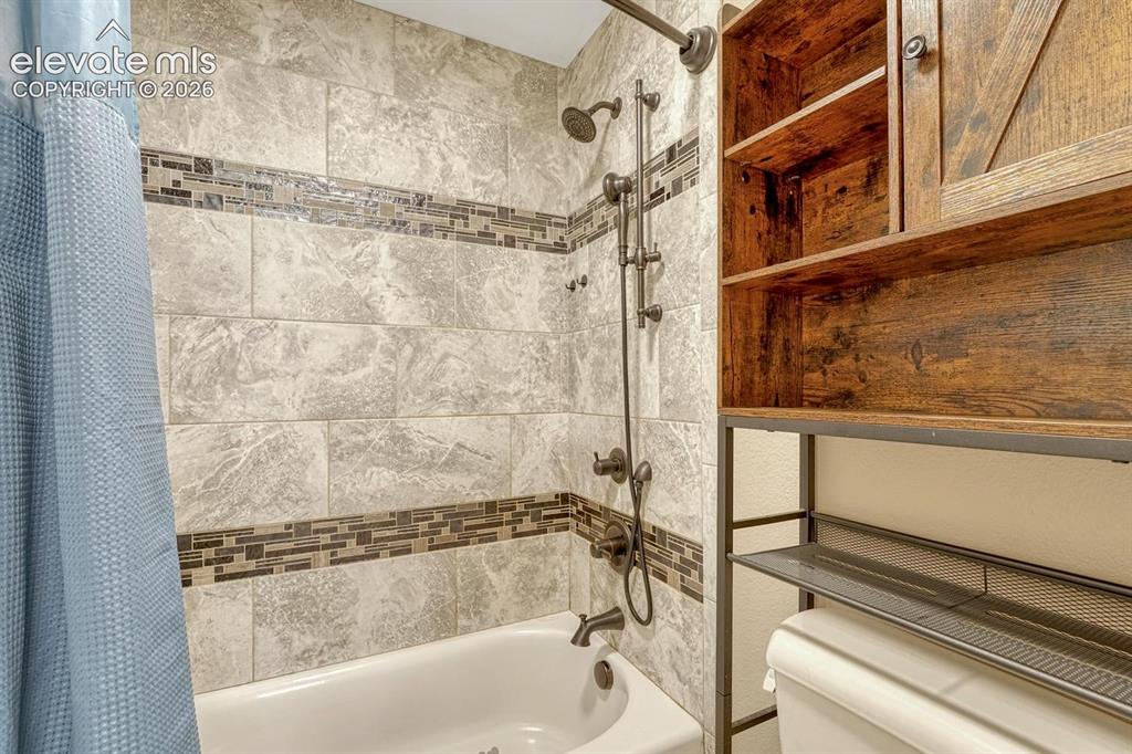 Image 20 of 49: Bathroom
