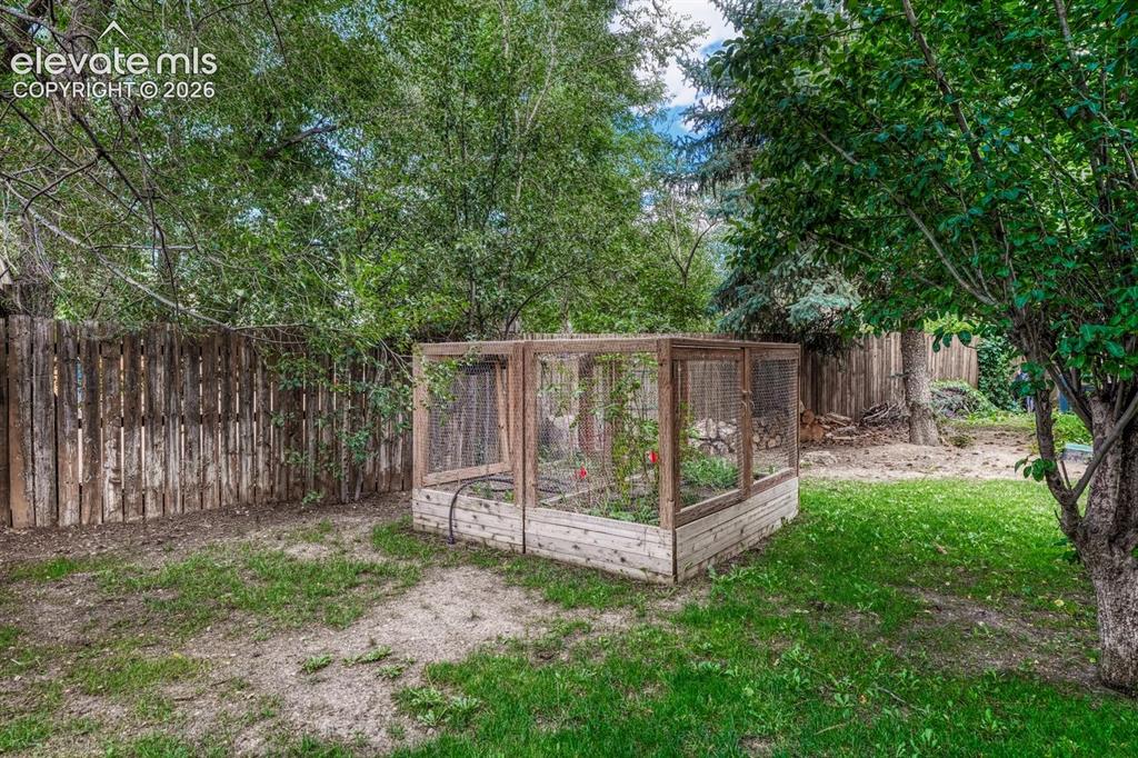 Image 42 of 49: Yard