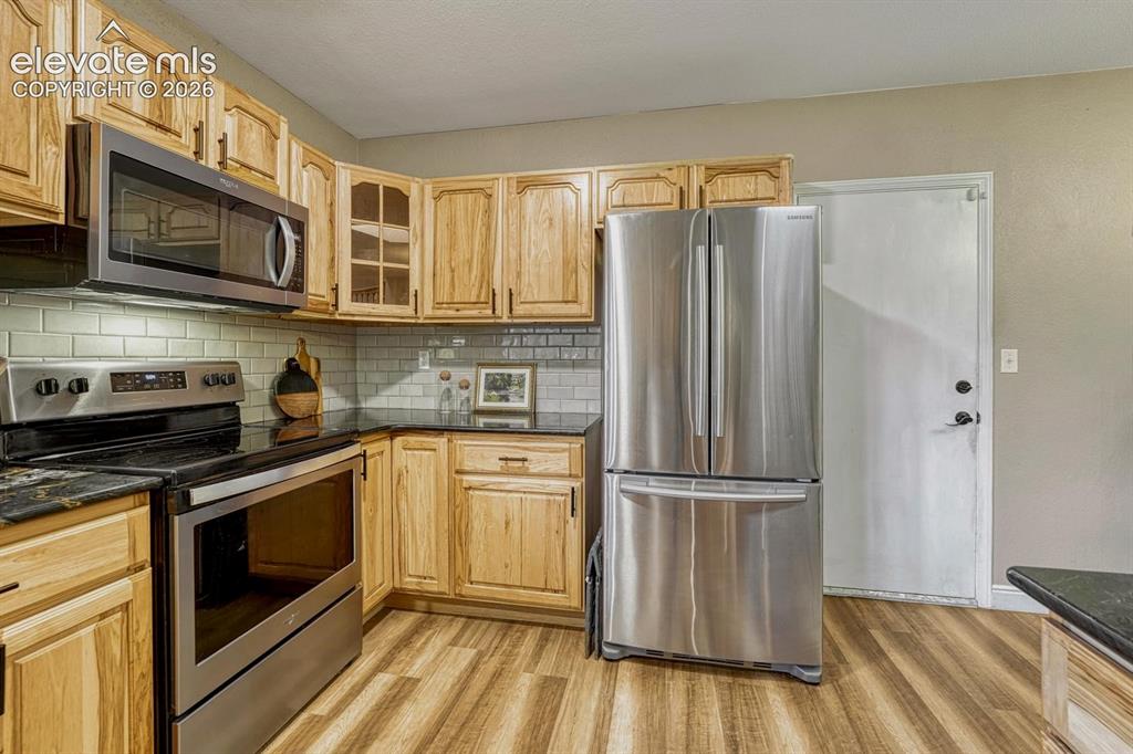 Image 9 of 49: Kitchen
