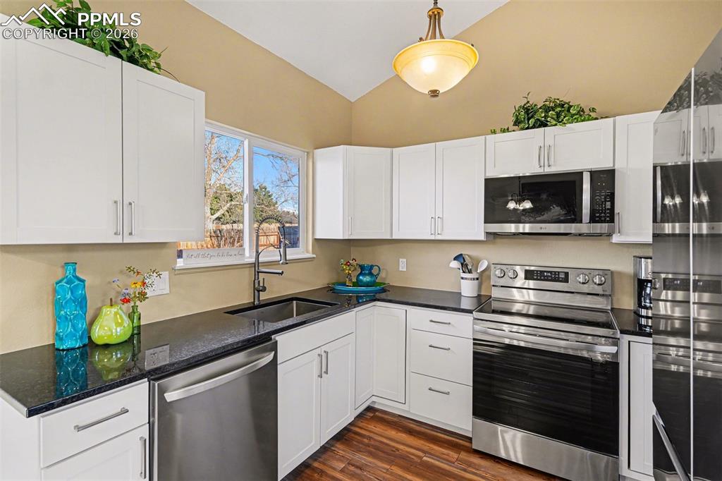 Image 6 of 24: New cabinets and granite countertops!