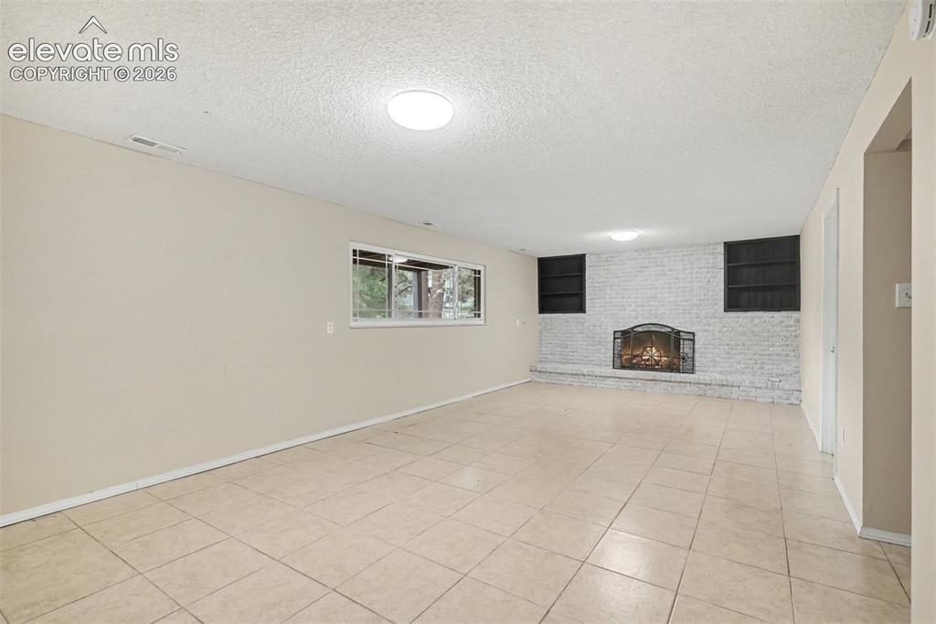 Image 16 of 21: Living Room