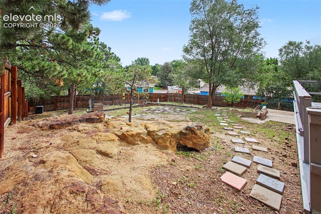 Image 19 of 21: Yard