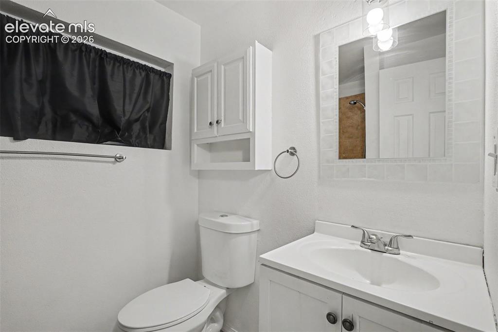 Image 2 of 21: Bathroom