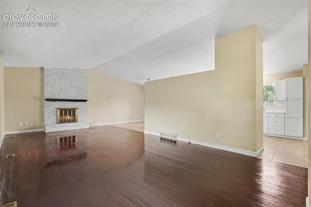Image 3 of 21: Living Room