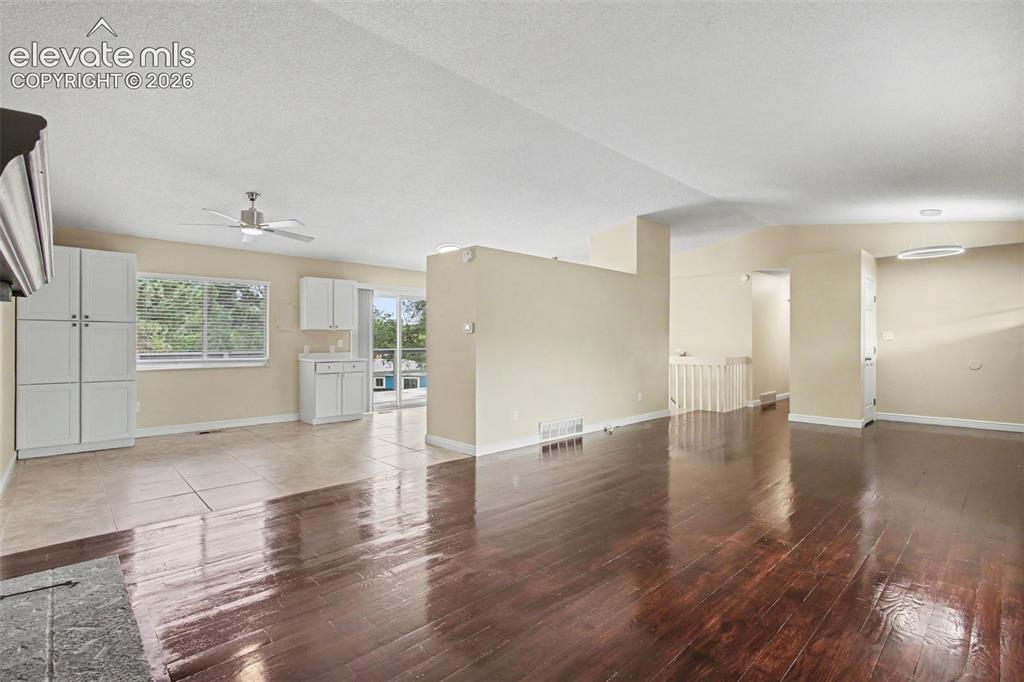 Image 5 of 21: Living Room