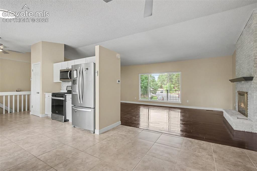 Image 6 of 21: Kitchen