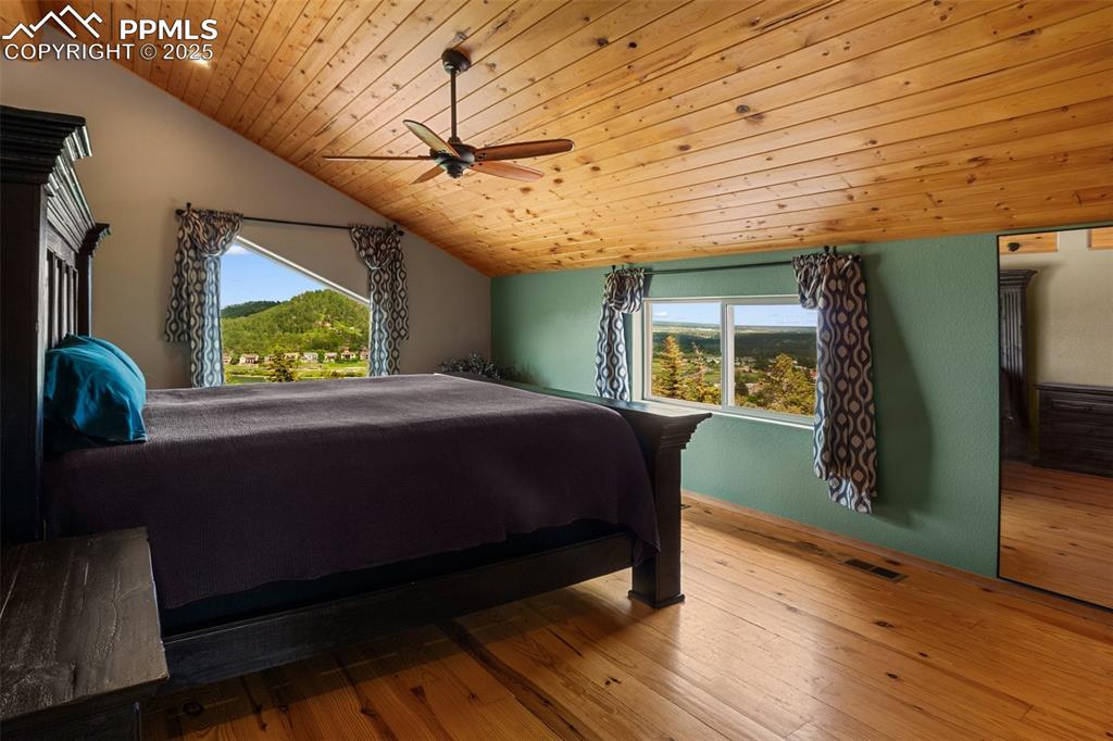 Image 14 of 31: Bedroom