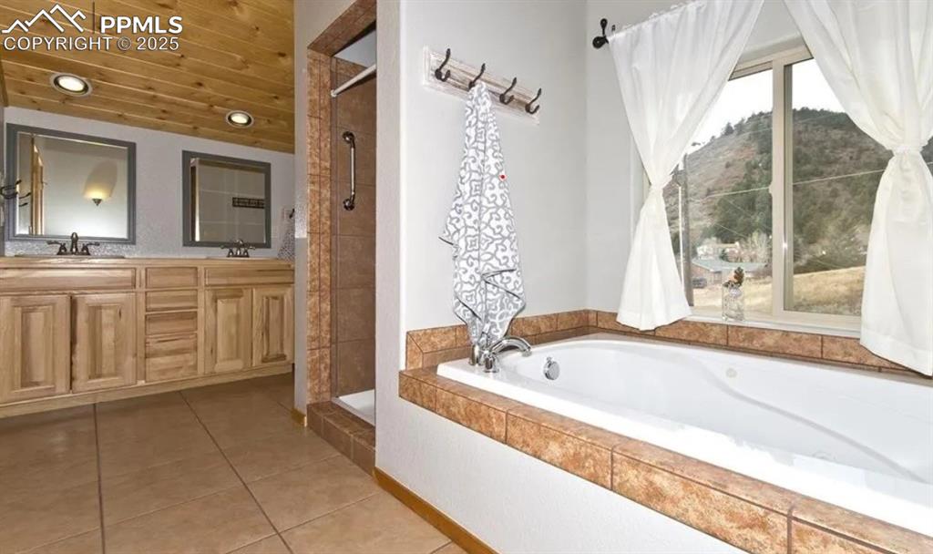 Image 15 of 31: Bathroom