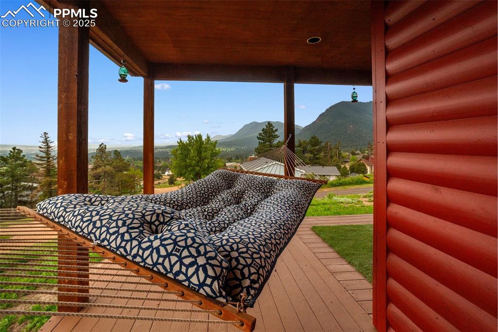 Image 3 of 31: Deck