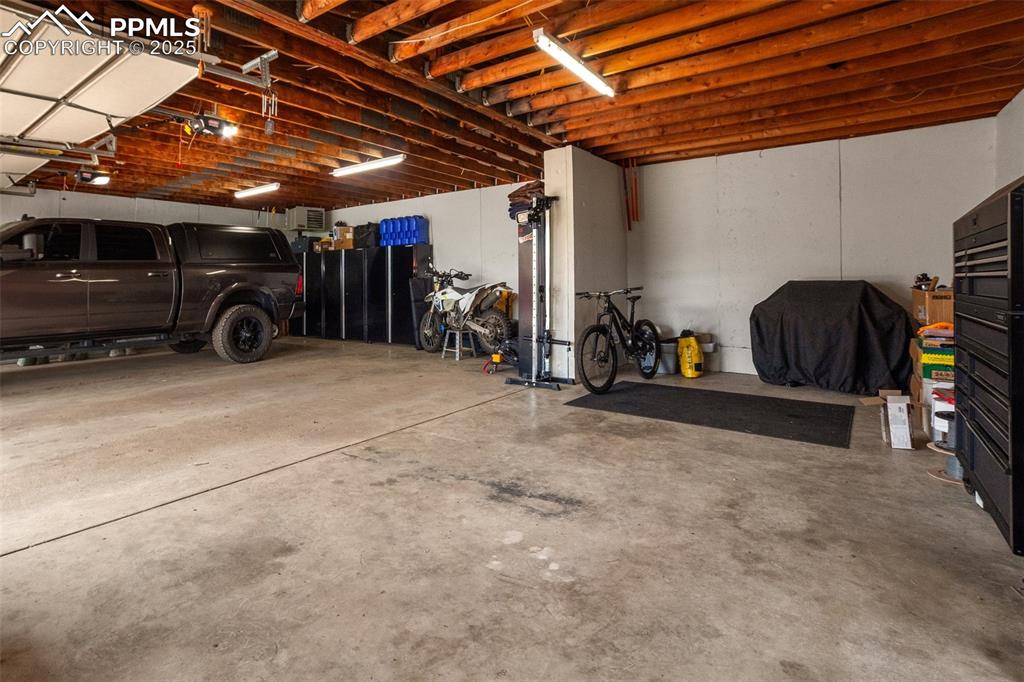 Image 30 of 31: Garage