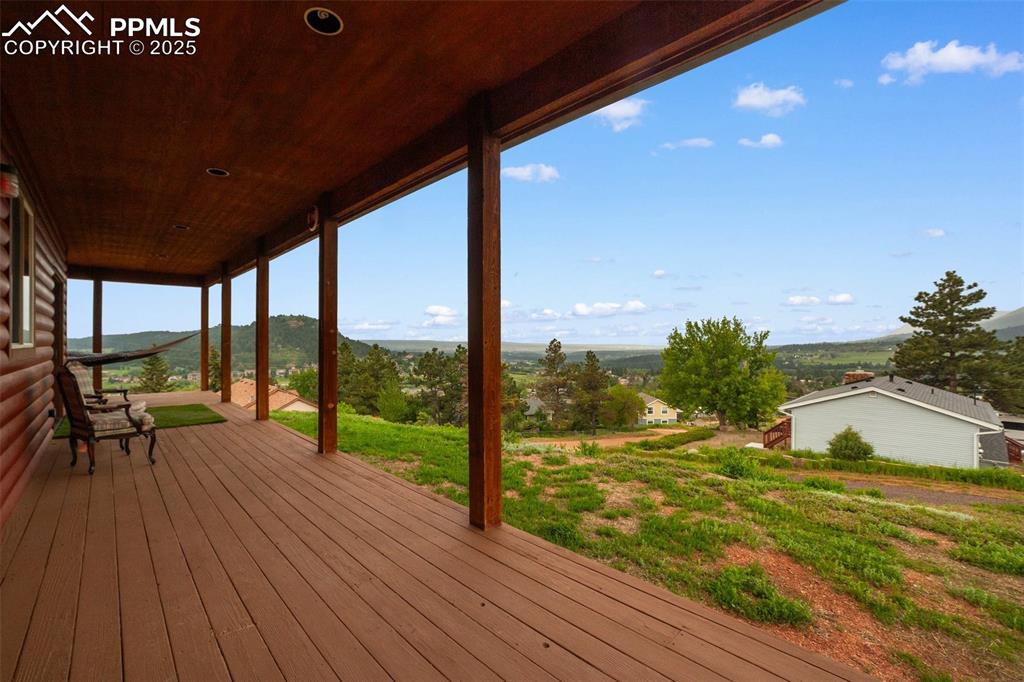 Image 5 of 31: Deck