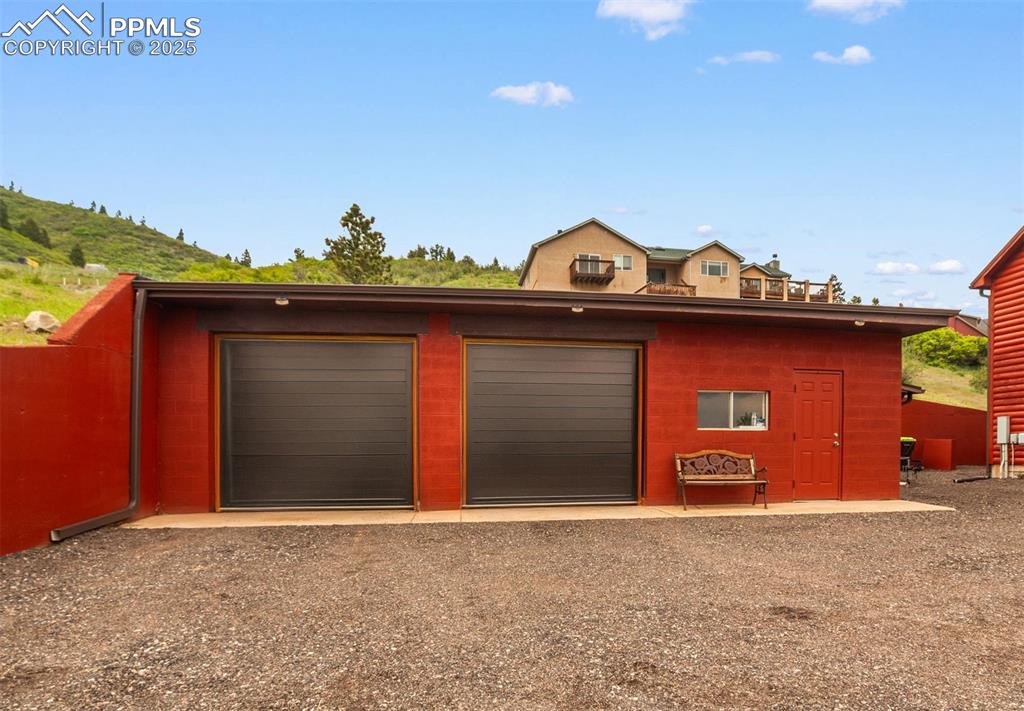Image 6 of 31: Garage