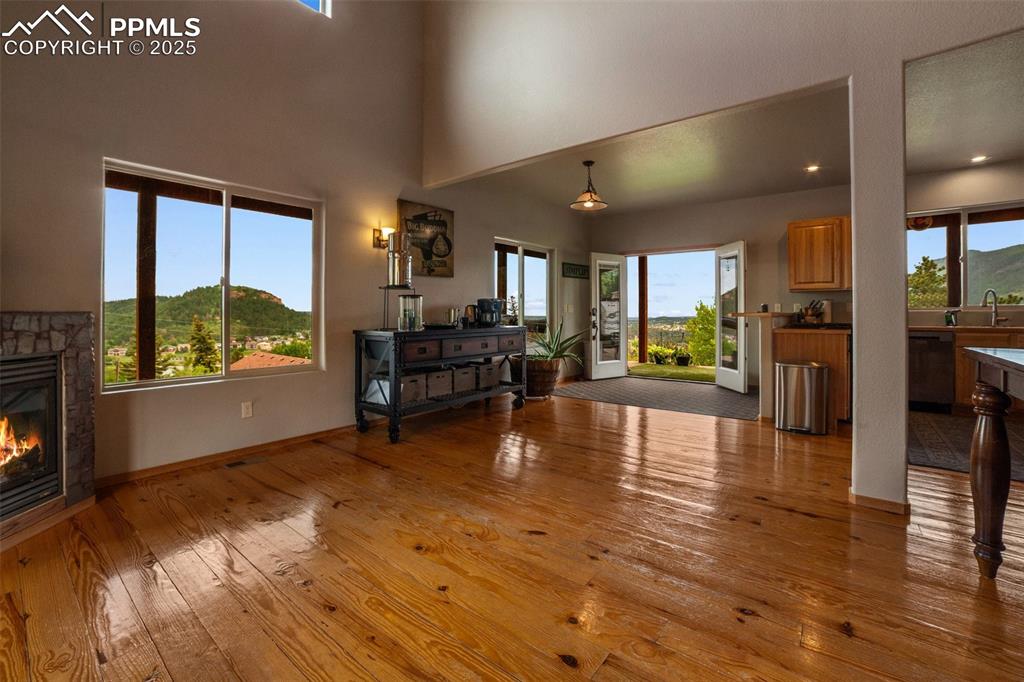 Image 8 of 31: Living Room