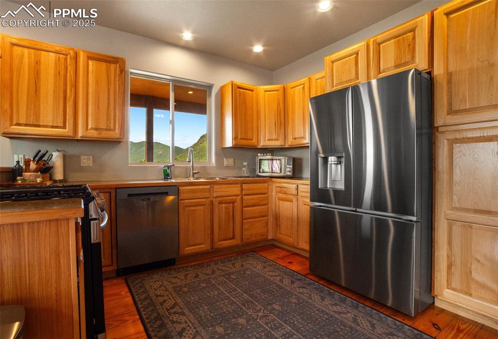 Image 9 of 31: Kitchen