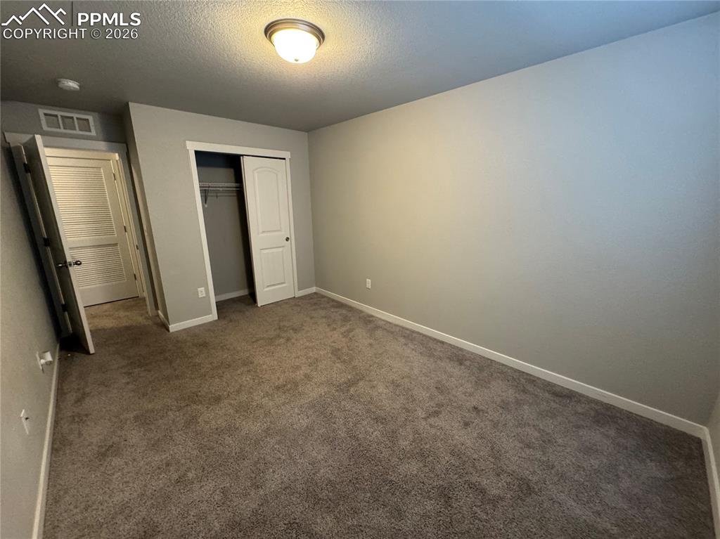 Image 22 of 25: Bedroom