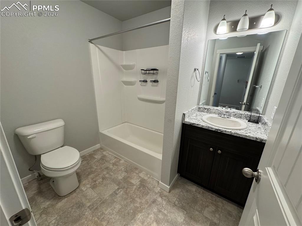 Image 23 of 25: Bathroom