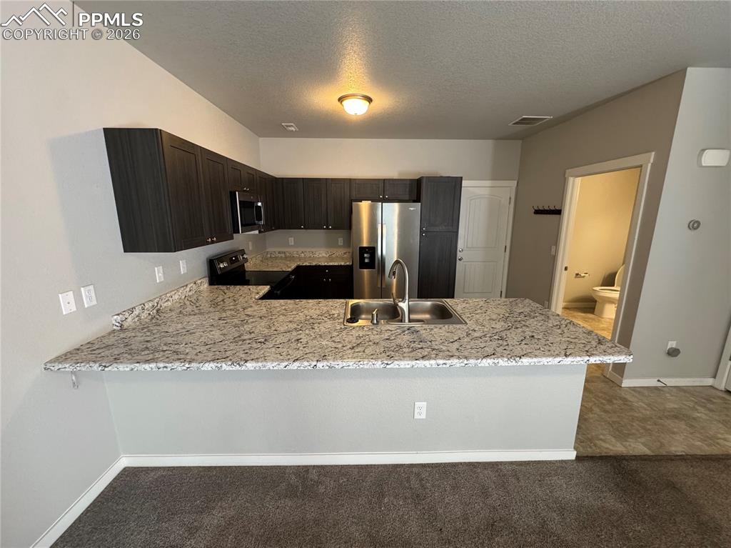 Image 7 of 25: Kitchen