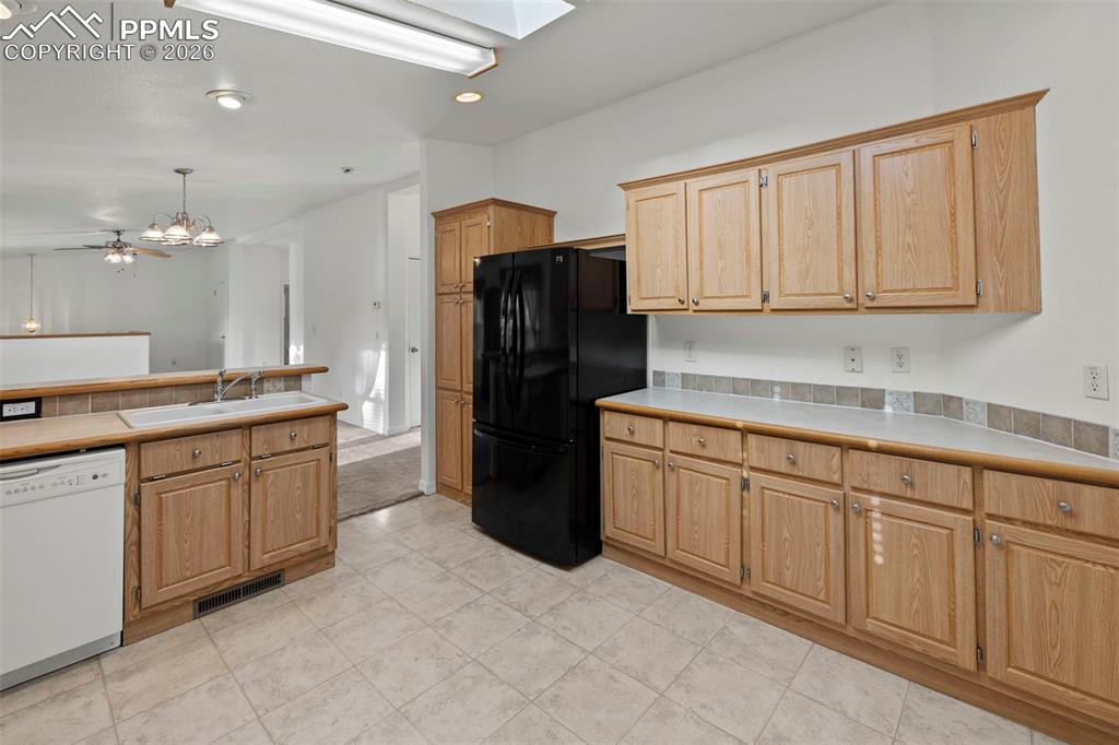 Image 11 of 50: Kitchen