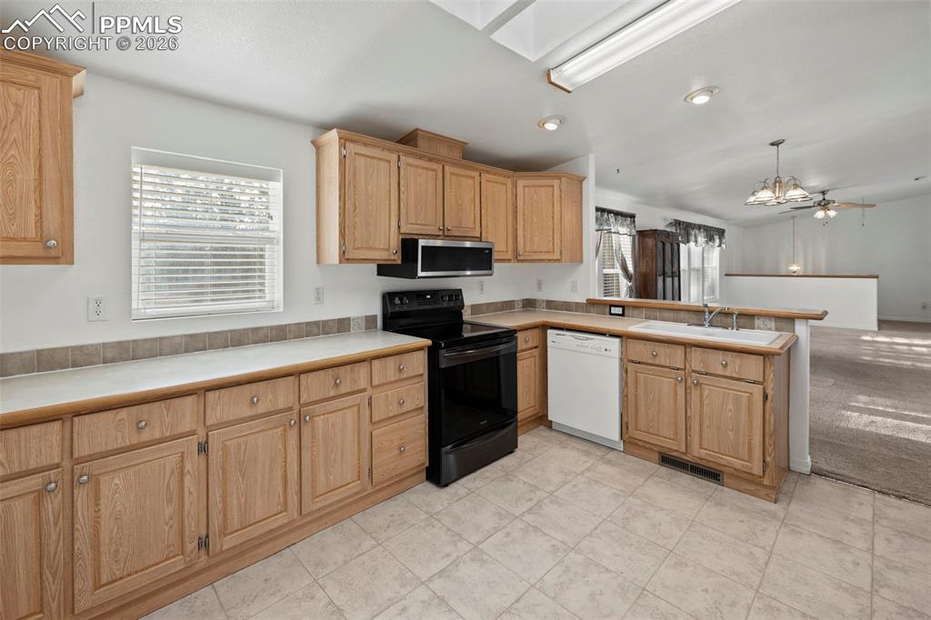 Image 12 of 50: Kitchen