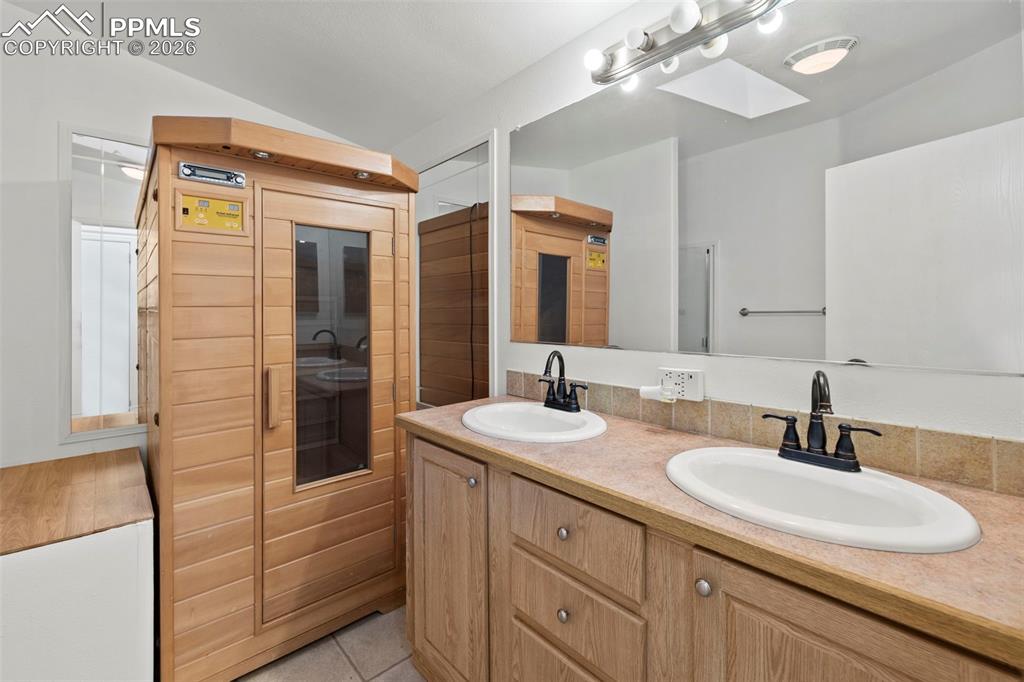 Image 17 of 50: Bathroom