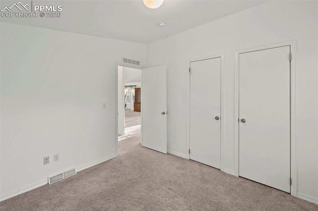 Image 19 of 50: Bedroom