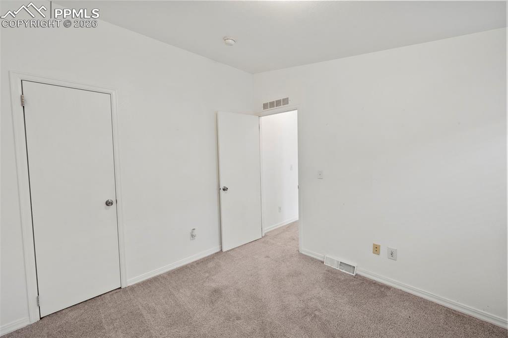 Image 21 of 50: Bedroom