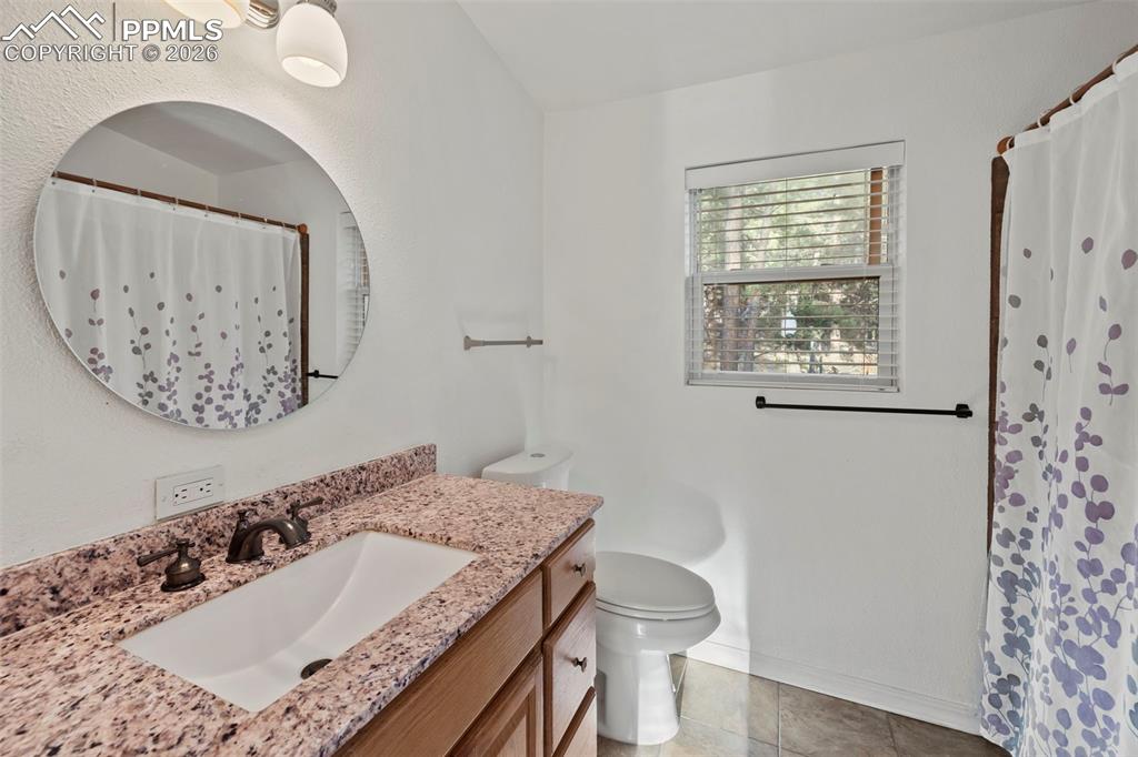 Image 22 of 50: Bathroom