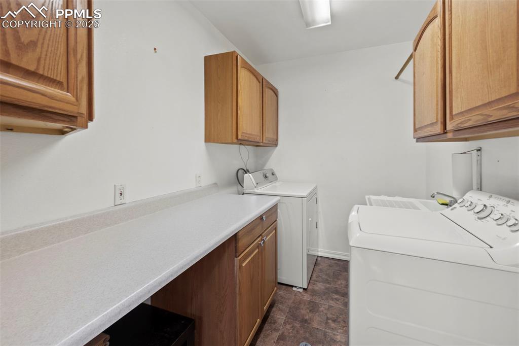 Image 40 of 50: Laundry