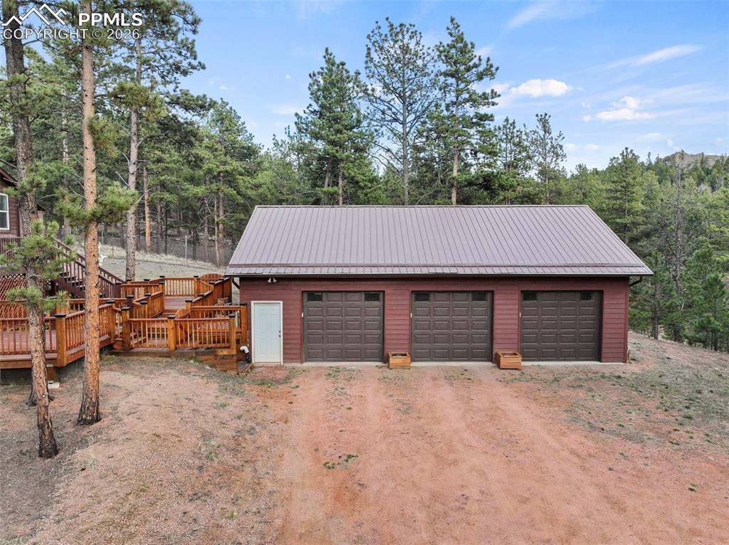 Image 44 of 50: Garage