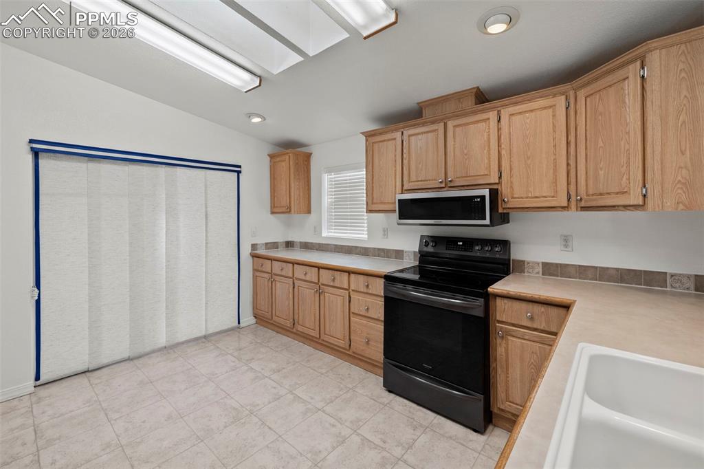 Image 9 of 50: Kitchen