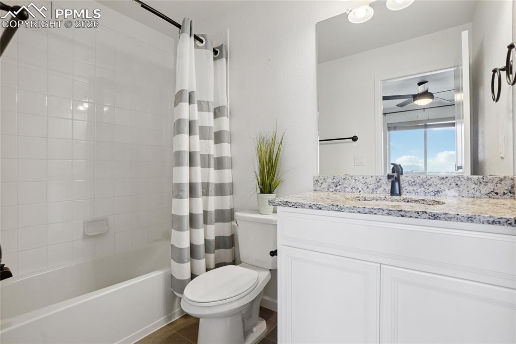 Image 25 of 37: Bathroom