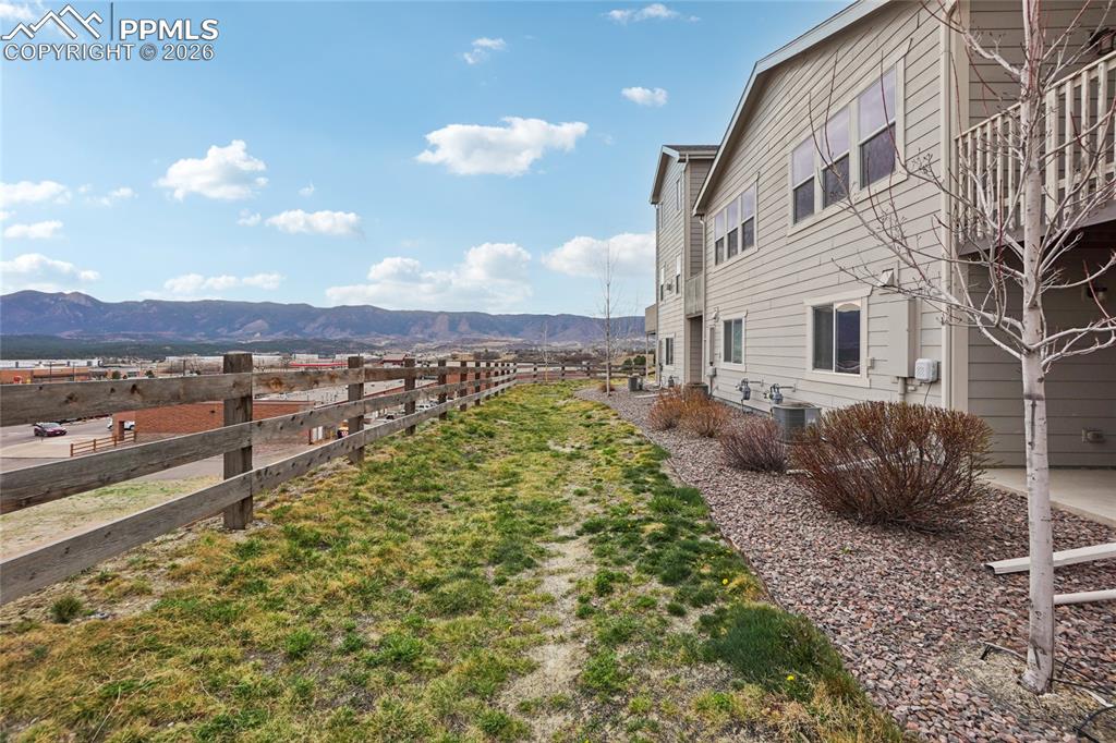 Image 34 of 37: Yard