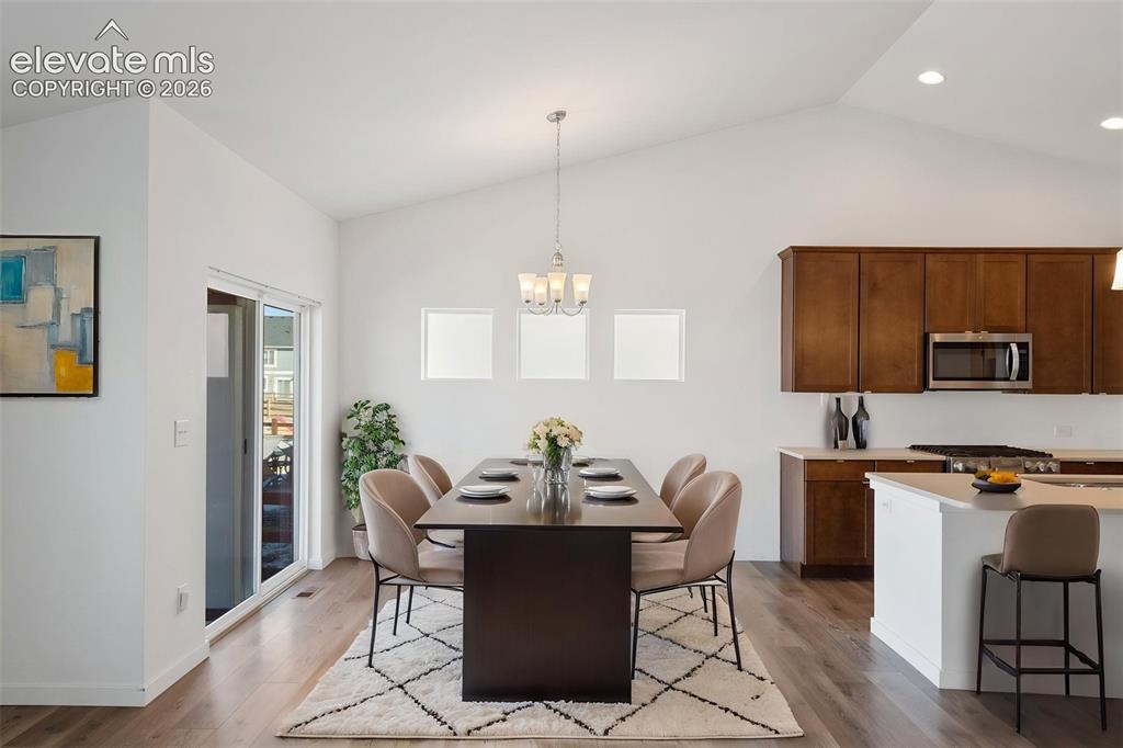 Image 18 of 49: Dining Area