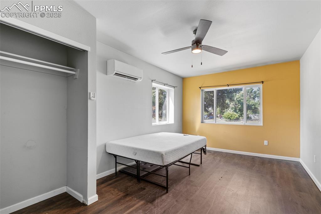 Image 13 of 35: Bedroom