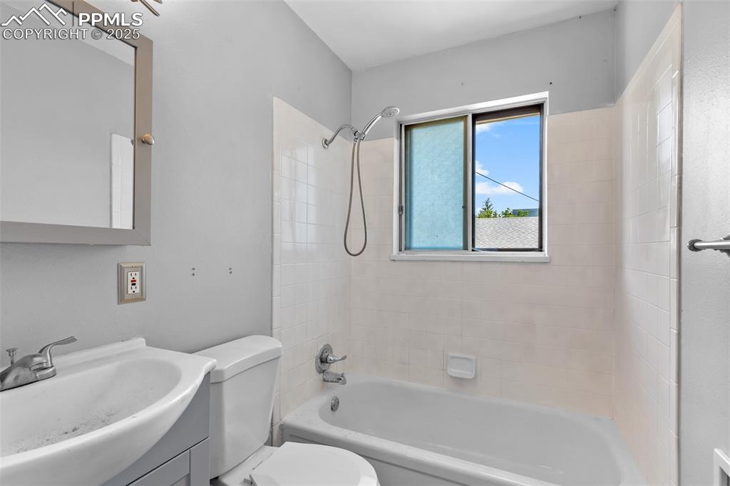 Image 14 of 35: Upper full bathroom