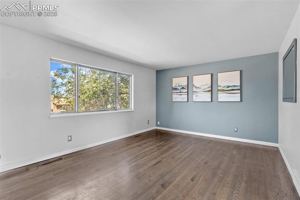 Image 4 of 35: Living room