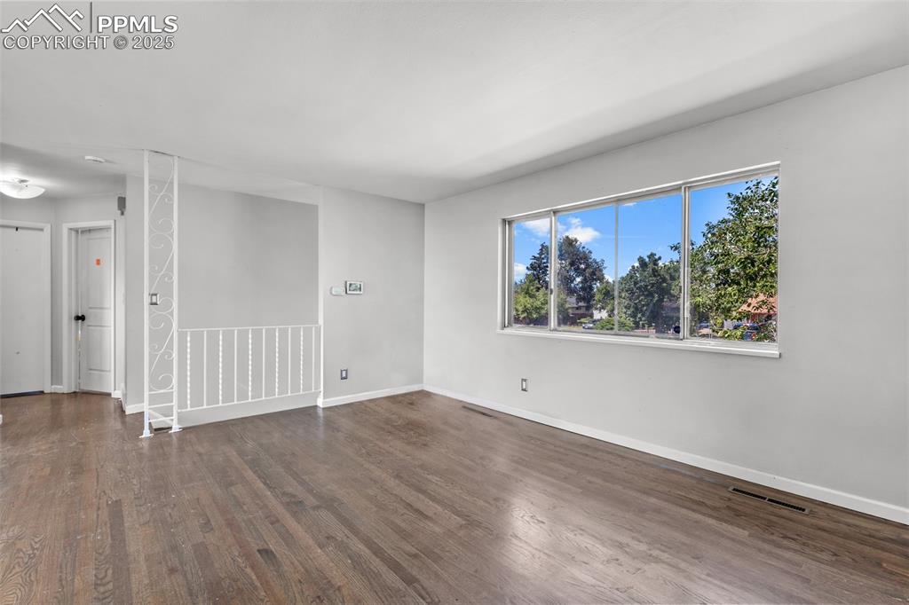 Image 5 of 35: Living room