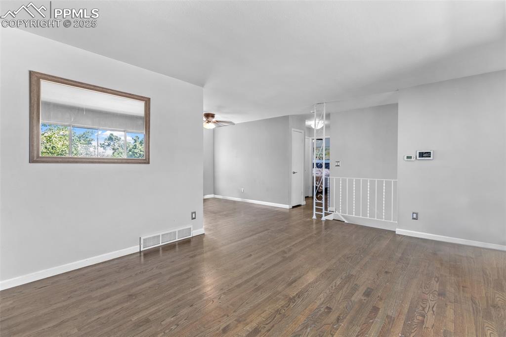 Image 6 of 35: Living room