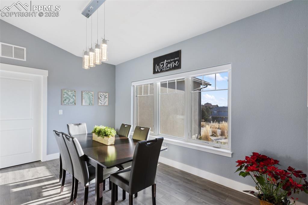 Image 14 of 50: Dining Area