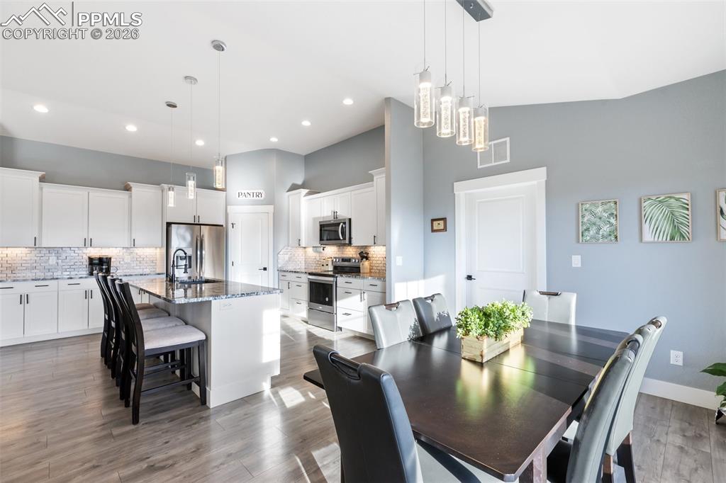 Image 15 of 50: Dining Area