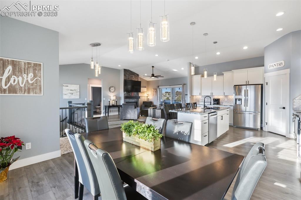 Image 16 of 50: Dining Area