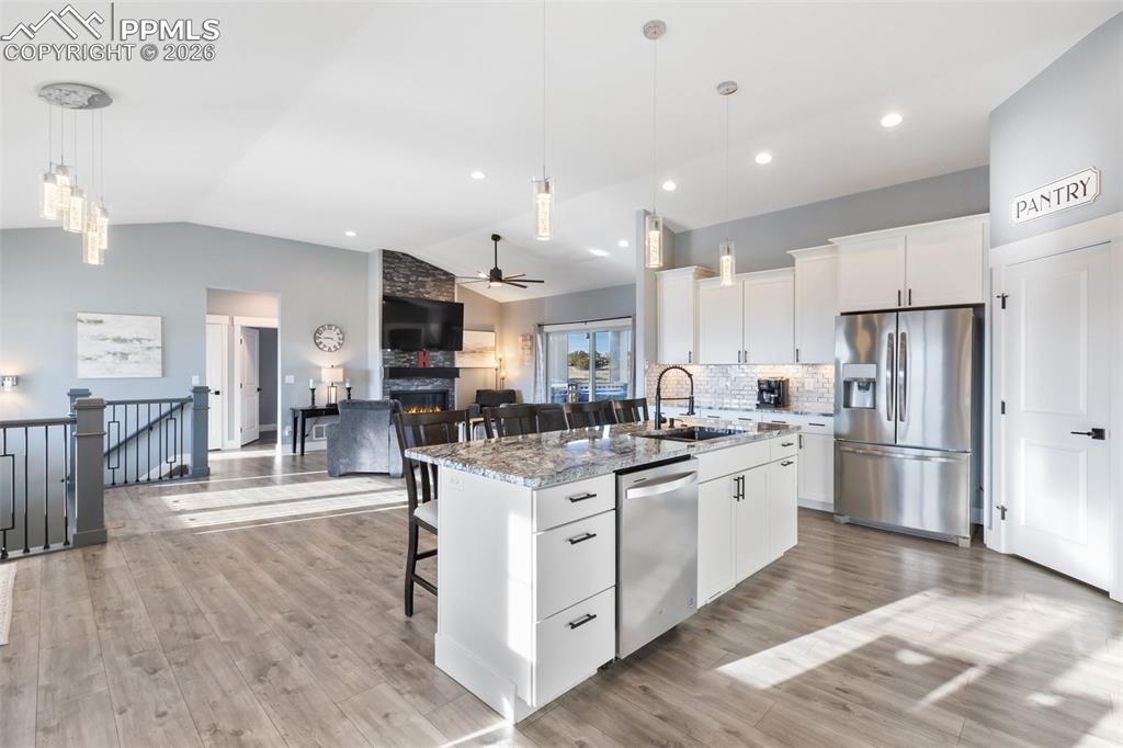 Image 17 of 50: Kitchen