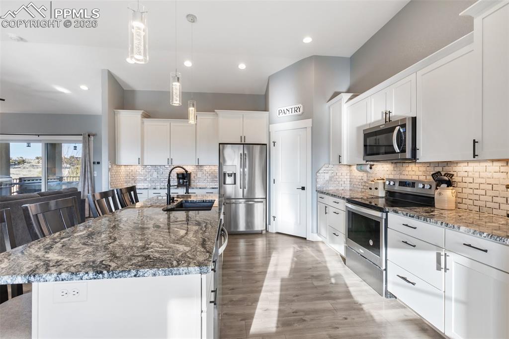 Image 19 of 50: Kitchen